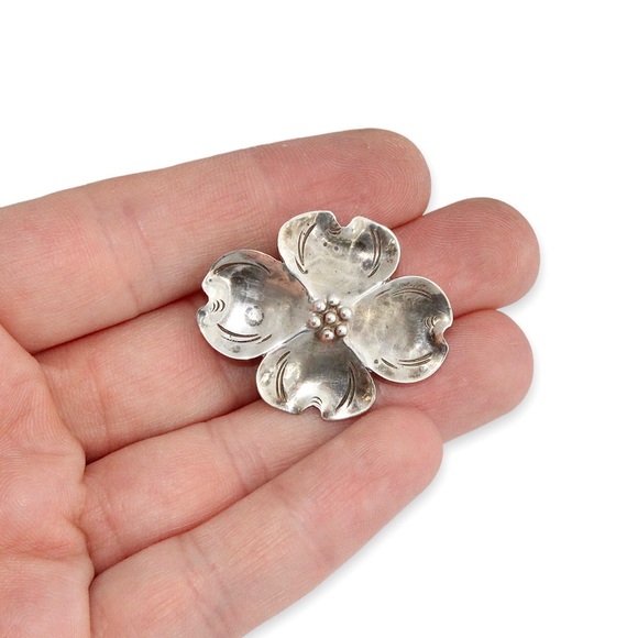 Vintage Stuart Nye Sterling Silver Dogwood Flower Brooch Pin - Picture 4 of 4